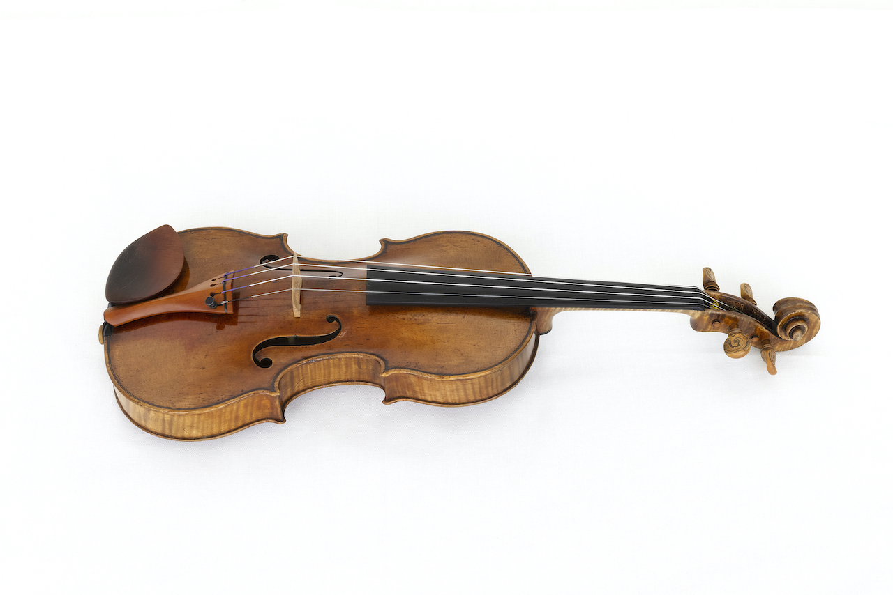 A. Stradivarius, 1689, fiolin, "The Ragin Strad"
